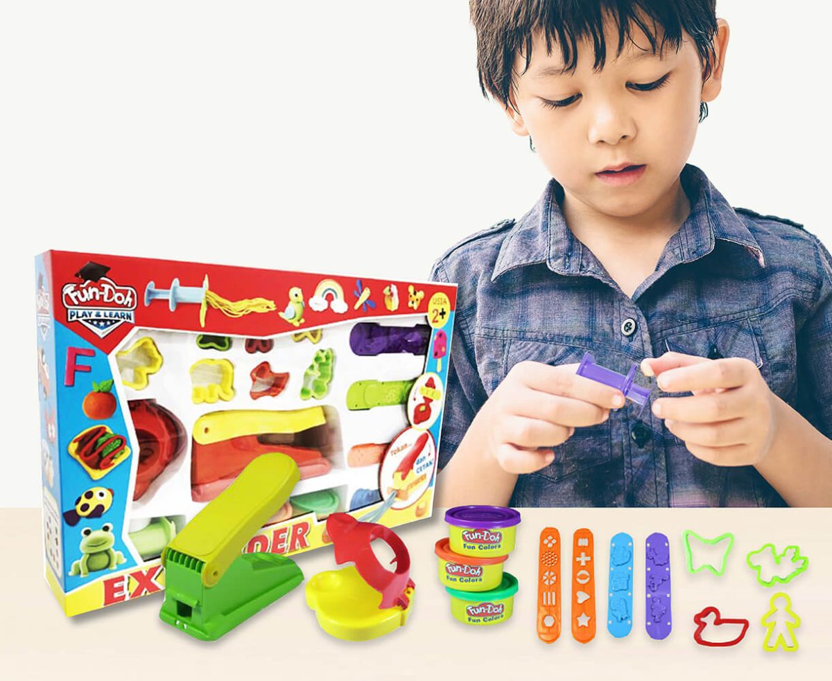 anak cowok bermain fundoh doh mainan edukasi lilin yang cocok untuk hadiah ulang tahun