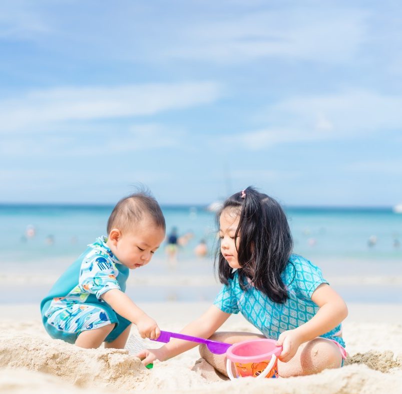 anak main di pantai dengan penuh asik dan gairah mainan pantai jaring dari cotton