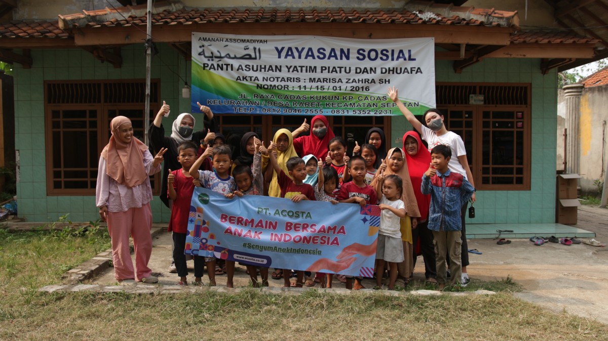 Kunjungan PT. ACOSTA ke panti asuhan bermain mainan bersama anak indonesia